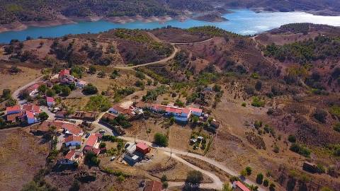 MORADIA ISOLADA EM RUÍNAS, PARA RECUPERAR COM TERRENO DE 1.560 M2 - AMPLIAR A 250 M2 - COM GARAGEM - PISCINA - ALCARIAS GRANDES - ALGARVE