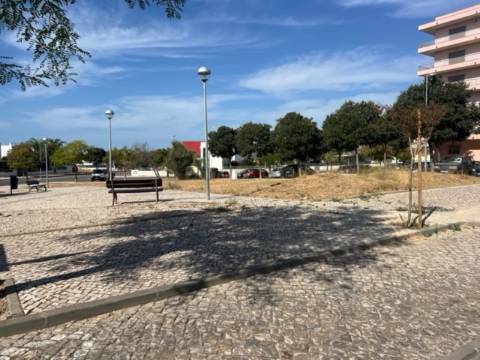 Lote com 289m2 para construção de 8 apartamentos com 894m2 de construção no centro de Loule