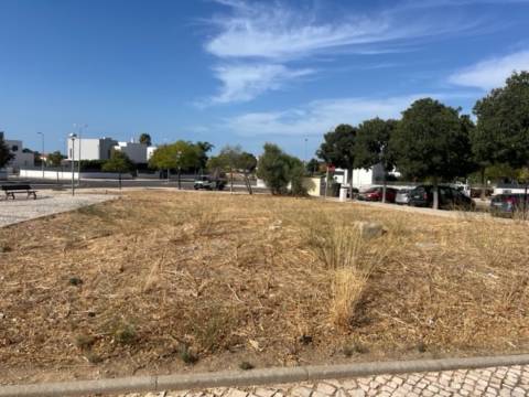 Lote com 289m2 para construção de 8 apartamentos com 894m2 de construção no centro de Loule