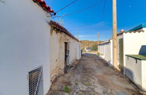 Casa para remodelar à venda na aldeia de Fortes.