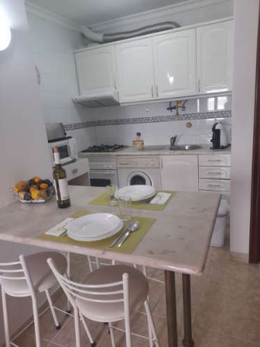 Apartamento T1 com vista mar para arrendamento de Outubro a Maio