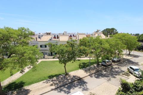 Moradia T4 em banda com piscina interior