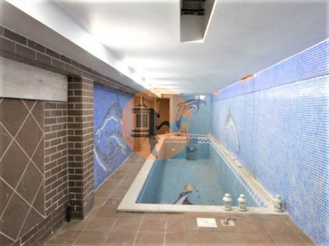 Moradia T4 em banda com piscina interior