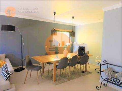 Moradia T4 em banda com piscina interior