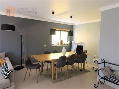 Moradia T4 em banda com piscina interior