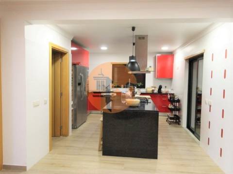 Moradia T4 em banda com piscina interior