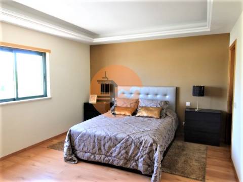 Moradia T4 em banda com piscina interior