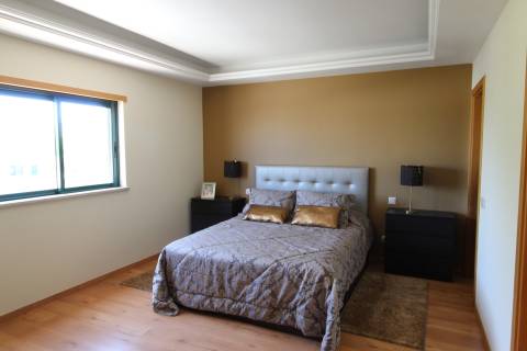 Moradia T4 em banda com piscina interior