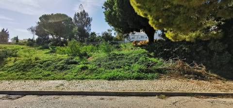 Terreno Urbano com 1008 m2 para construção de moradia.