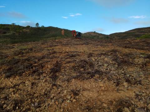 TERRENO RÚSTICO COM 7880 M2 JUNTO A BARRAGEM DO BELICHE - AZINHAL - CASTRO MARIM - ALGARVE - PORTUGAL