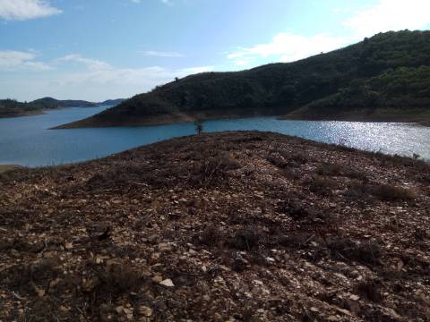 TERRENO RÚSTICO COM 7880 M2 JUNTO A BARRAGEM DO BELICHE - AZINHAL - CASTRO MARIM - ALGARVE - PORTUGAL