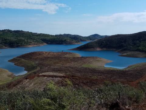 TERRENO RÚSTICO COM 7880 M2 JUNTO A BARRAGEM DO BELICHE - AZINHAL - CASTRO MARIM - ALGARVE - PORTUGAL