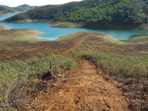 TERRENO RÚSTICO COM 7880 M2 JUNTO A BARRAGEM DO BELICHE - AZINHAL - CASTRO MARIM - ALGARVE - PORTUGAL
