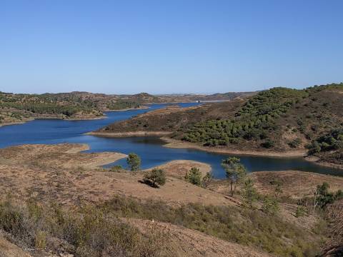 TERRENO RÚSTICO COM 7880 M2 JUNTO A BARRAGEM DO BELICHE - AZINHAL - CASTRO MARIM - ALGARVE - PORTUGAL