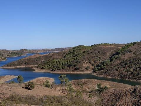 TERRENO RÚSTICO COM 7880 M2 JUNTO A BARRAGEM DO BELICHE - AZINHAL - CASTRO MARIM - ALGARVE - PORTUGAL