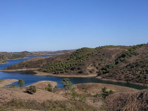 TERRENO RÚSTICO COM 7880 M2 JUNTO A BARRAGEM DO BELICHE - AZINHAL - CASTRO MARIM - ALGARVE - PORTUGAL