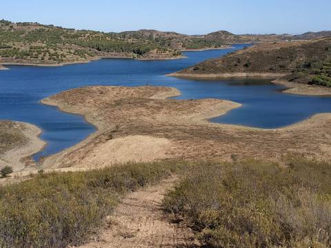TERRENO RÚSTICO COM 7880 M2 JUNTO A BARRAGEM DO BELICHE - AZINHAL - CASTRO MARIM - ALGARVE - PORTUGAL