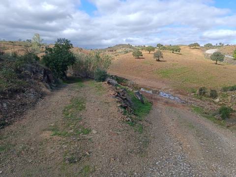 TERRENO COM 35.120 M2 - POÇO - ÁGUA - COM POSSIBILIDADE DE CONSTRUIR UM ARMAZÉM - CORTE DO GAGO - CASTRO MARIM - ALGARVE
