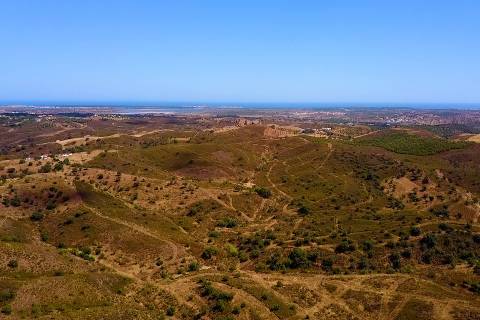 TERRENO MISTO COM 1.200 M2 ÁREA URBANA E 12.7 HECTARES DE TERRENO COM LAGO PRIVADO EM BOTELHAS - CASTRO MARIM