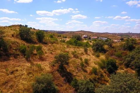 TERRENO MISTO COM 1.200 M2 ÁREA URBANA E 12.7 HECTARES DE TERRENO COM LAGO PRIVADO EM BOTELHAS - CASTRO MARIM