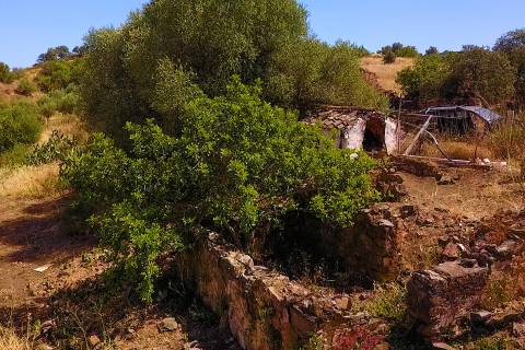 TERRENO MISTO COM 1.200 M2 ÁREA URBANA E 12.7 HECTARES DE TERRENO COM LAGO PRIVADO EM BOTELHAS - CASTRO MARIM