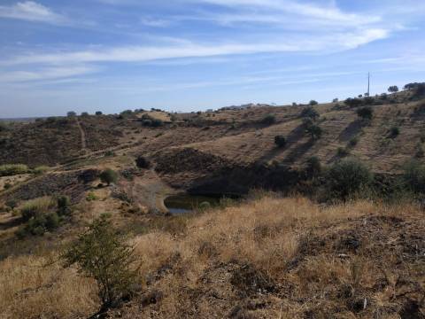 TERRENO MISTO COM 1.200 M2 ÁREA URBANA E 12.7 HECTARES DE TERRENO COM LAGO PRIVADO EM BOTELHAS - CASTRO MARIM