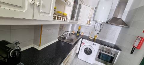 Apartamento T1+1 com Vista mar para arrendamento de Outubro a Maio