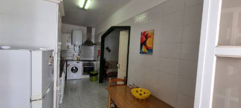 Apartamento T1+1 com Vista mar para arrendamento de Outubro a Maio