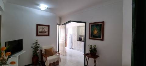 Apartamento T1+1 com Vista mar para arrendamento de Outubro a Maio