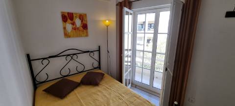 Apartamento T1+1 com Vista mar para arrendamento de Outubro a Maio