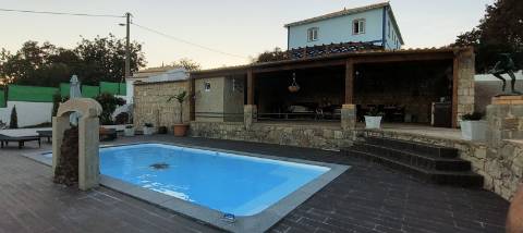 Moradia de Excelência T5 com piscina com vista campo e mar.