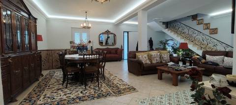 Moradia de Excelência T5 com piscina com vista campo e mar.