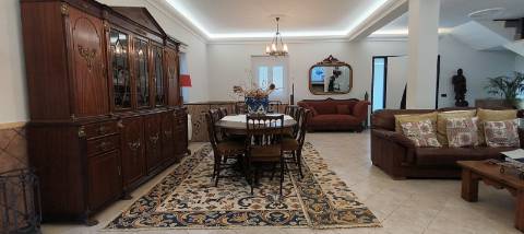 Moradia de Excelência T5 com piscina com vista campo e mar.