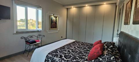 Moradia de Excelência T5 com piscina com vista campo e mar.