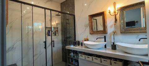 Moradia de Excelência T5 com piscina com vista campo e mar.