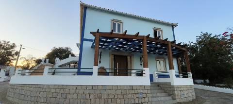 Moradia de Excelência T5 com piscina com vista campo e mar.