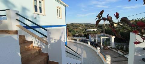 Moradia de Excelência T5 com piscina com vista campo e mar.