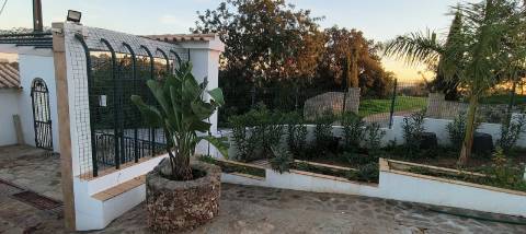 Moradia de Excelência T5 com piscina com vista campo e mar.