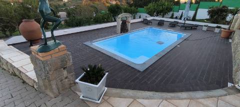 Moradia de Excelência T5 com piscina com vista campo e mar.