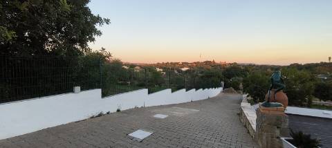 Moradia de Excelência T5 com piscina com vista campo e mar.