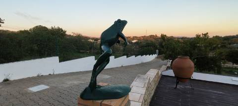 Moradia de Excelência T5 com piscina com vista campo e mar.
