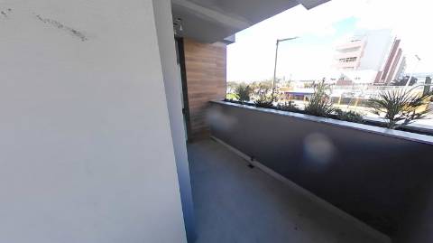Penthouse T4+1 novo com piscina privativa e garagem em box