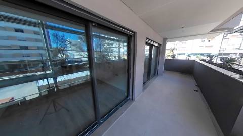 Penthouse T4+1 novo com piscina privativa e garagem em box