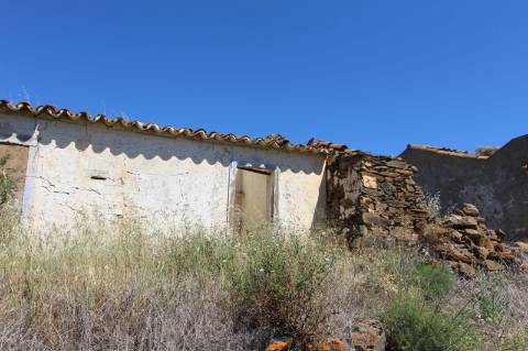 Prédio Misto na Serra de Tavira, com ruína de 110m2 e terreno de 1.320m2