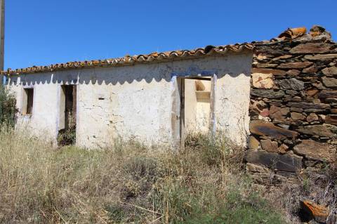 Prédio Misto na Serra de Tavira, com ruína de 110m2 e terreno de 1.320m2