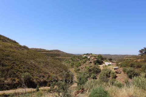 Prédio Misto na Serra de Tavira, com ruína de 110m2 e terreno de 1.320m2