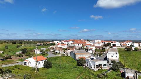 TERRENO URBANO COM 760 M2 - LOTE CONSTRUÇÃO - MORADIA COM GARAGEM E PISCINA - DENTRO DA ALDEIA DO VALE DO PEREIRO EM ODELEITE - CASTRO MARIM - ALGARVE