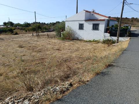 TERRENO URBANO COM 760 M2 - LOTE CONSTRUÇÃO - MORADIA COM GARAGEM E PISCINA - DENTRO DA ALDEIA DO VALE DO PEREIRO EM ODELEITE - CASTRO MARIM - ALGARVE