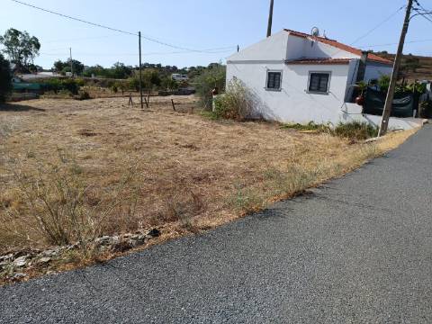 TERRENO URBANO COM 760 M2 - LOTE CONSTRUÇÃO - MORADIA COM GARAGEM E PISCINA - DENTRO DA ALDEIA DO VALE DO PEREIRO EM ODELEITE - CASTRO MARIM - ALGARVE