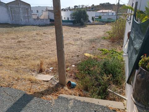 TERRENO URBANO COM 760 M2 - LOTE CONSTRUÇÃO - MORADIA COM GARAGEM E PISCINA - DENTRO DA ALDEIA DO VALE DO PEREIRO EM ODELEITE - CASTRO MARIM - ALGARVE